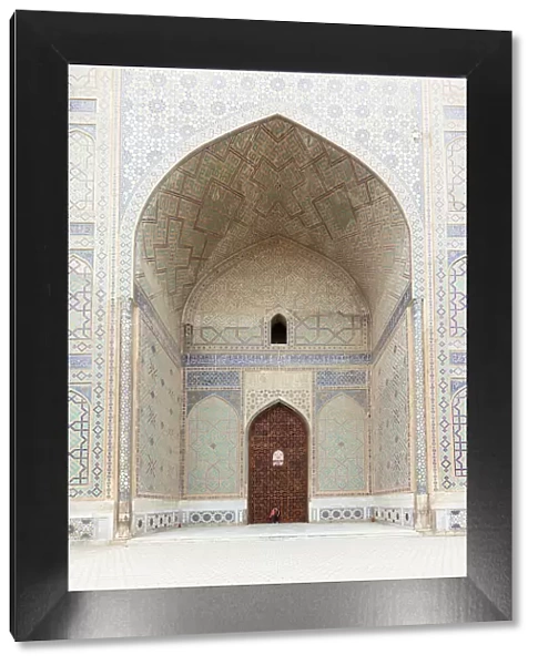 Uzbekistan, Samarkand, Bibi-khanym mosque, two women stand in the huge doorway