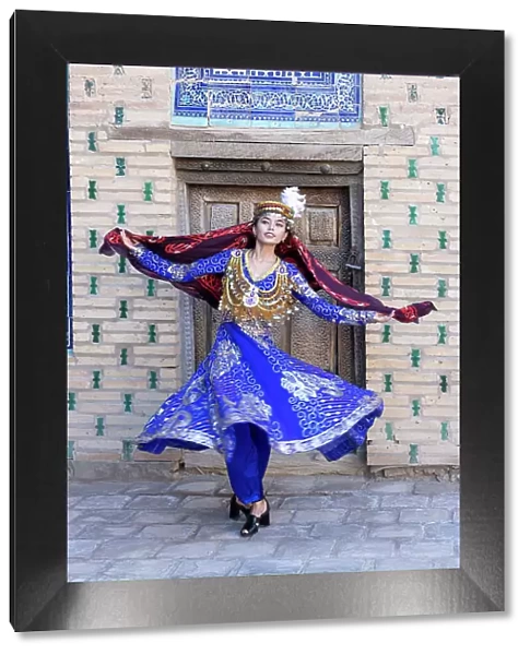 Uzbekistan, Khiva, Harem of the Tash Kauli complex, an Uzbek woman dressed in traditional costume dances