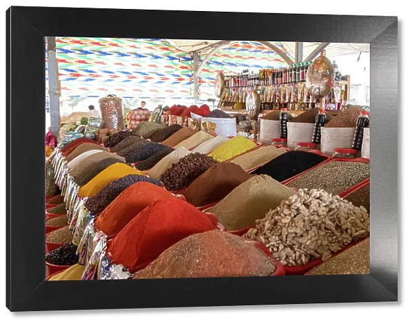 Uzbekistan, Tashkent, Chorsu bazaar, colourful spices on display