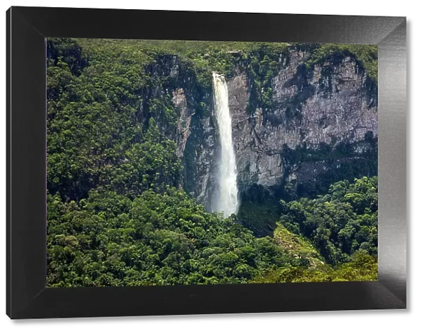 Brazil, Amazonas, Amazon, Rio Negro, Serra do Araca State Park, Araca tepui, waterfall plunging from the top of the tepui surrounded by rainforest