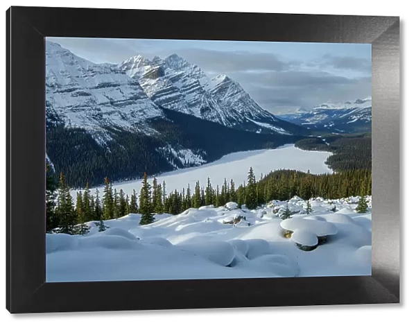Canada, Alberta, Rocky Mountains, Banff National Park, Peyto lake in winter