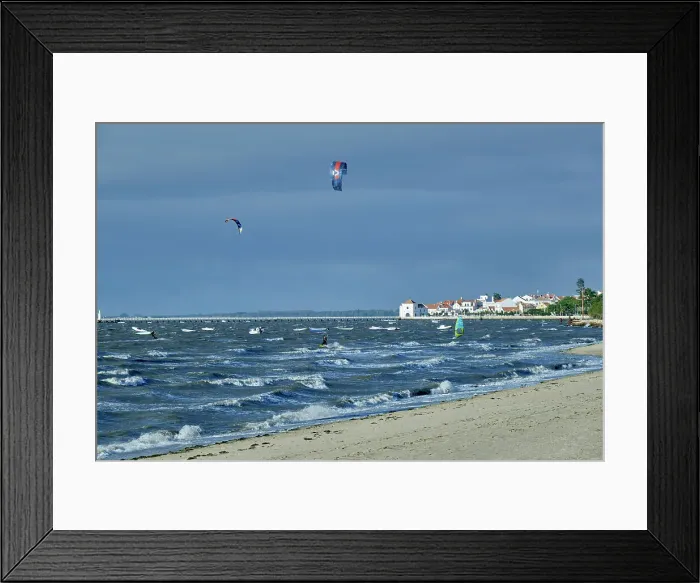 Framed Print : Paragliding at Moinhos beach. Alcochete, Portugal