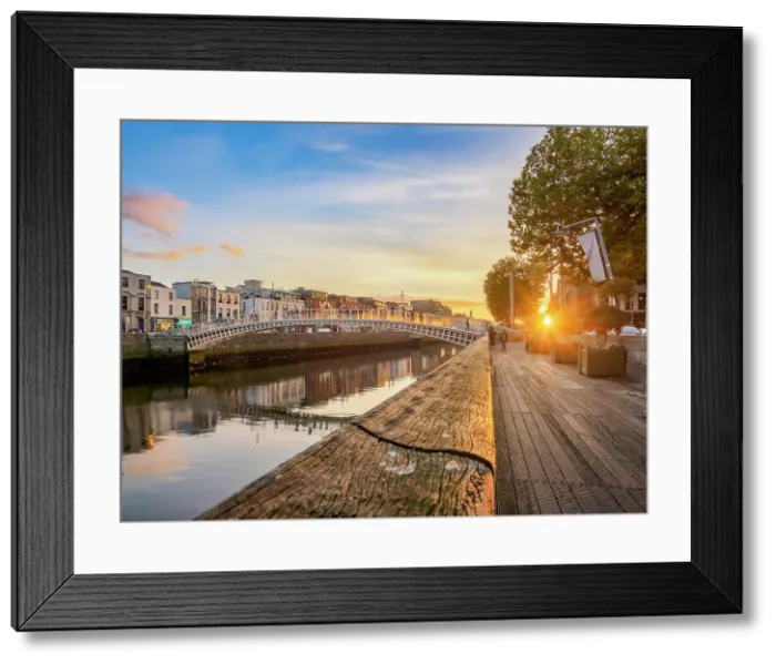 Framed Print : Ha'penny Bridge at sunset, Dublin, Ireland Framed Print : Ha'penny Bridge at sunset, Dublin, Ireland