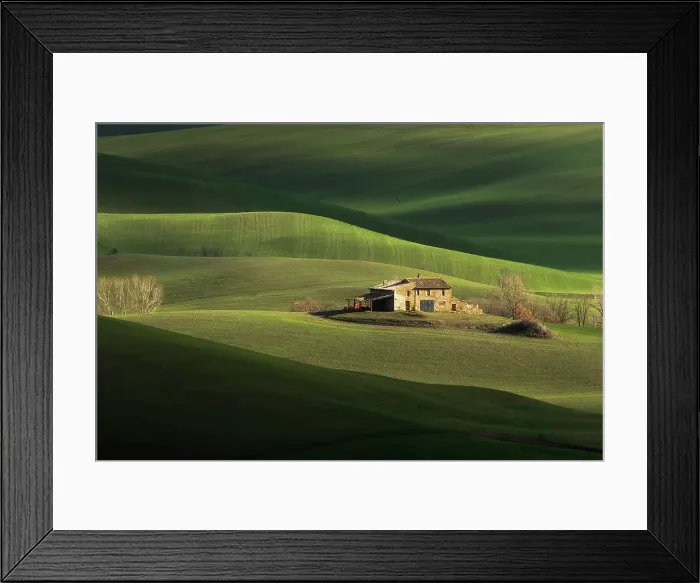 Framed Print : A lonely farmhouse is taking the late afternoon light during a winter day. Val d'Orcia, Tuscany, Italy Framed Print : A lonely farmhouse is taking the late afternoon light during a winter day. Val d'Orcia, Tuscany, Italy