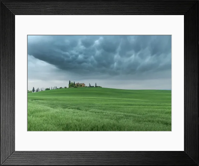 Framed Print : Mammatus clouds formations appearing over a countryhouse in the rolling hills of Val d'Orcia, Tuscany, Italy