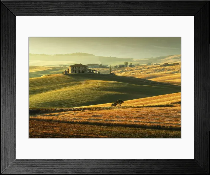 Framed Print : A lonely country house. Val d'Orcia, Tuscany, Italy Framed Print : A lonely country house. Val d'Orcia, Tuscany, Italy