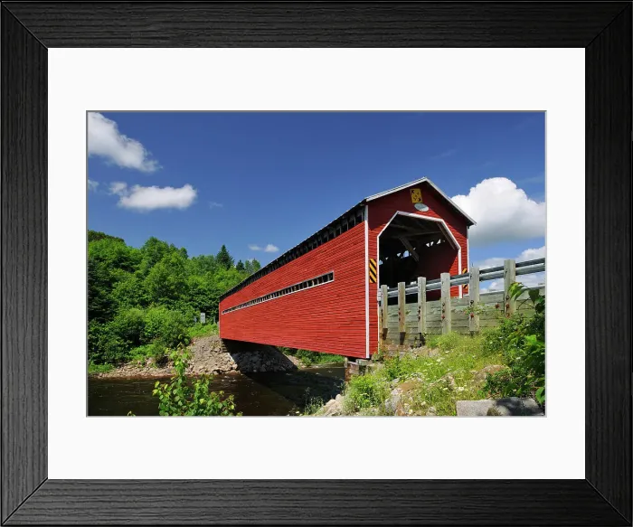 Framed Print : Red covered bridge (Pont Louis-Gravel) crossing the Riviere Sainte-Marguerite