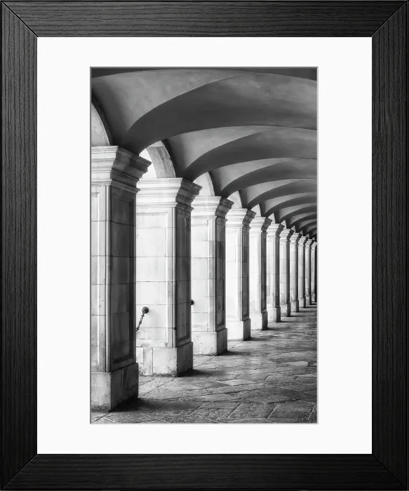 Framed Print : Fountain Court cloister, Hampton Court Palace, London, England Framed Print : Fountain Court cloister, Hampton Court Palace, London, England