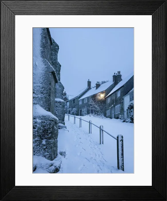 Framed Print : Gold Hill in winter, Shaftesbury, Dorset, England, UK Framed Print : Gold Hill in winter, Shaftesbury, Dorset, England, UK