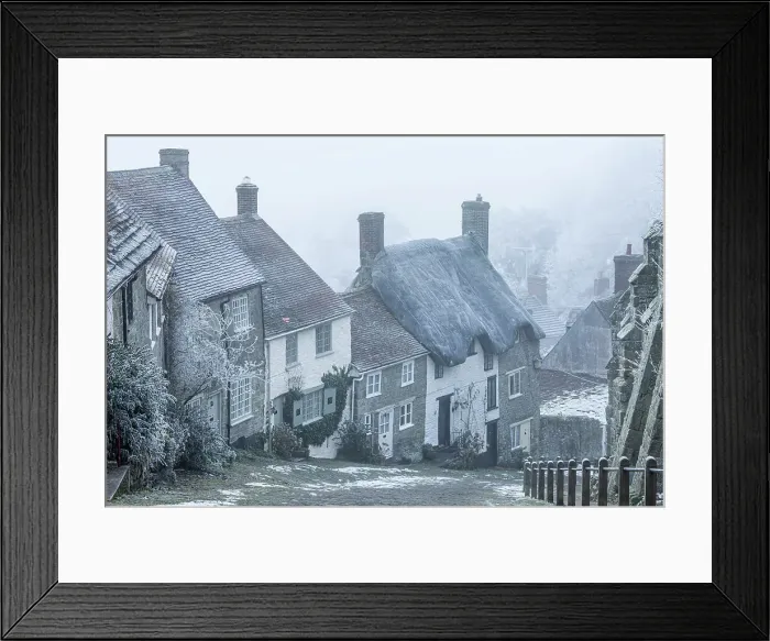 Framed Print : Gold Hill in winter, Shaftesbury, Dorset, England, UK Framed Print : Gold Hill in winter, Shaftesbury, Dorset, England, UK