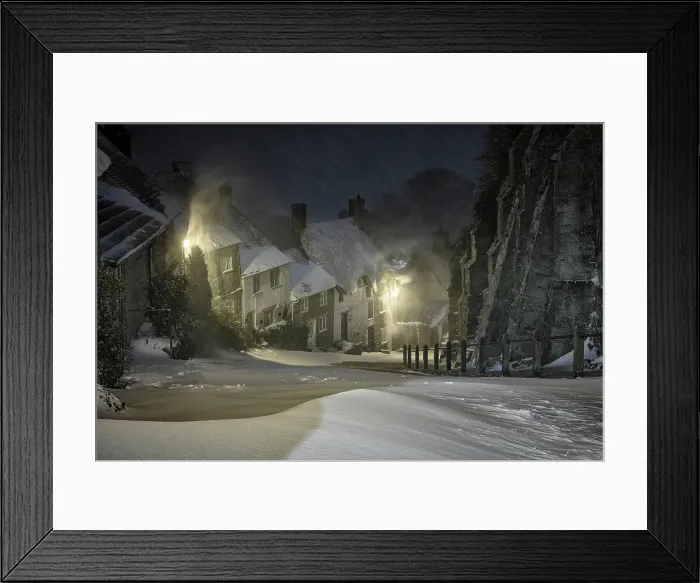 Framed Print : Gold Hill in winter, Shaftesbury, Dorset, England, UK Framed Print : Gold Hill in winter, Shaftesbury, Dorset, England, UK