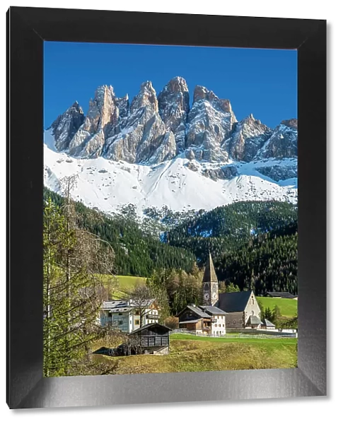 St. Magdalena-Santa Maddalena with Odle (Geislergruppe) mountain group behind, Dolomites, Villnoss-Funes, Trentino-Alto Adige / Sudtirol, Italy