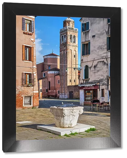 Scenic corner with water well of stone (vera da pozzo) Dorsoduro, Venice, Veneto, Italy