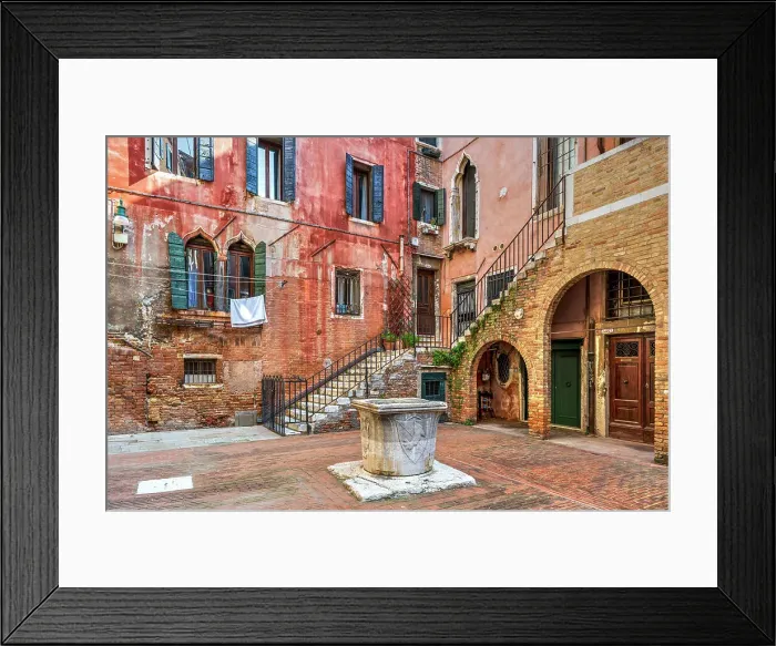 Framed Print : Scenic view of a courtyard with water well of stone (vera da pozzo), Venice, Veneto, Italy