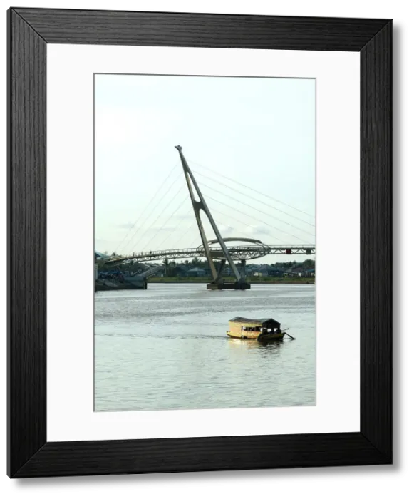 Framed Print : Darul Hana Bridge, Kuching, Sarawak, Borneo, Malaysia, Asia Framed Print : Darul Hana Bridge, Kuching, Sarawak, Borneo, Malaysia, Asia