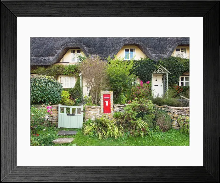 Framed Print : A thatched cottage in Lacock village, Wiltshire, England Framed Print : A thatched cottage in Lacock village, Wiltshire, England
