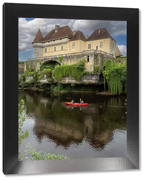 Tourists canoe on the Vezere river, Chateau de Losse, Thenac, Dordogne, Nouvelle-Aquitaine, France