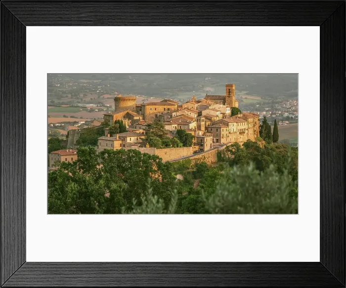 Framed Print : Italy, Umbria. The picturesque village of Gualdo Cattaneo near to Montefalco Framed Print : Italy, Umbria. The picturesque village of Gualdo Cattaneo near to Montefalco