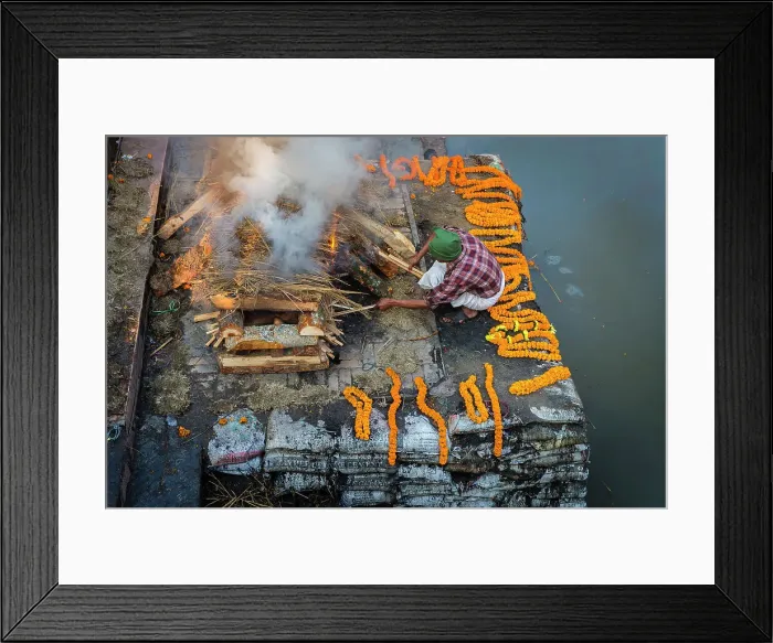 Framed Print : Funeral pyre at the cremation ghats on the Bagmati River, Pashupatinath, Kathmandu, Nepal