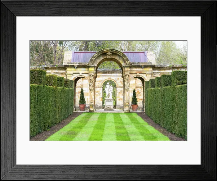 Framed Print : The Italian Garden of Hever Castle, Kent, England Framed Print : The Italian Garden of Hever Castle, Kent, England