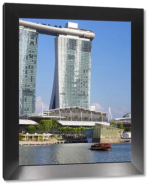 Marina Bay Sands Hotel and tour boat, Marina Bay, Singapore