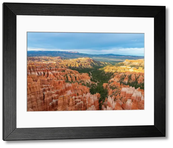 Framed Print : Bryce Canyon amphitheater at sunset, Inspiration Point, Bryce Canyon National Park, Utah, USA Framed Print : Bryce Canyon amphitheater at sunset, Inspiration Point, Bryce Canyon National Park, Utah, USA