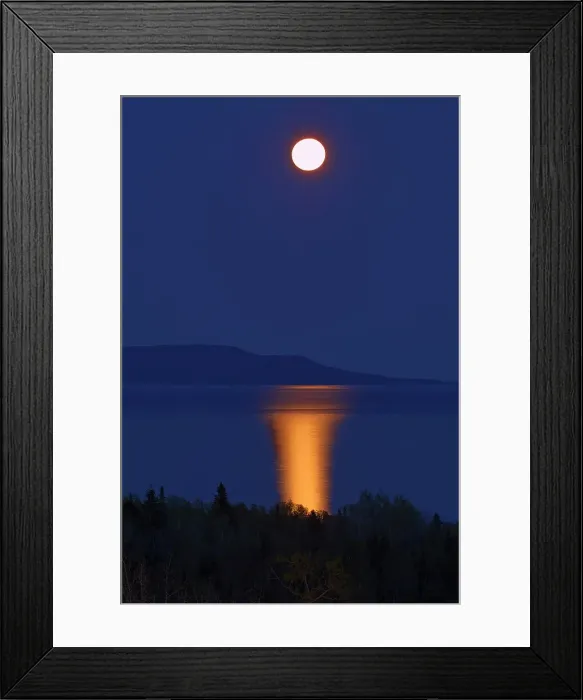 Framed Print : Full moon on Lake Superior at dusk. Thunder Bay, Ontario, Canada Framed Print : Full moon on Lake Superior at dusk. Thunder Bay, Ontario, Canada