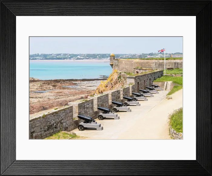 Framed Print : Cannons in the Elizabeth Castle, with the St Aubin Bay in the background, Jersey, Channel Islands