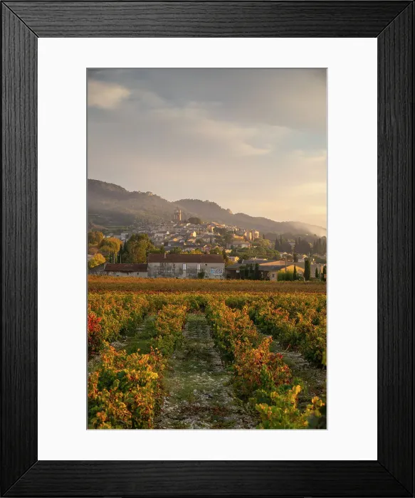 Framed Print : Sablet and the Dentelles de Montmirail mountains beyond, Cote du Rhone, Vaucluse, Provence, France