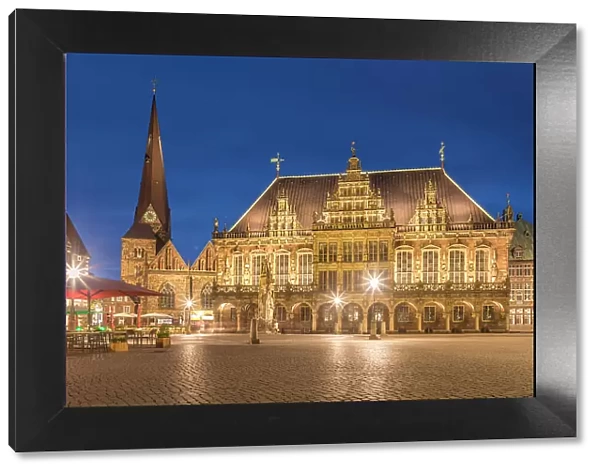 Town hall and Church Unser Lieben Frauen on the market square in the evening, Bremen, Germany
