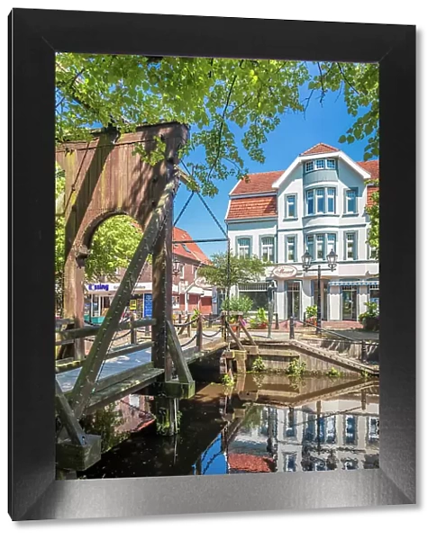 Pull bridge over the main canal in the old town of Papenburg, Emsland, Lower Saxony, Germany