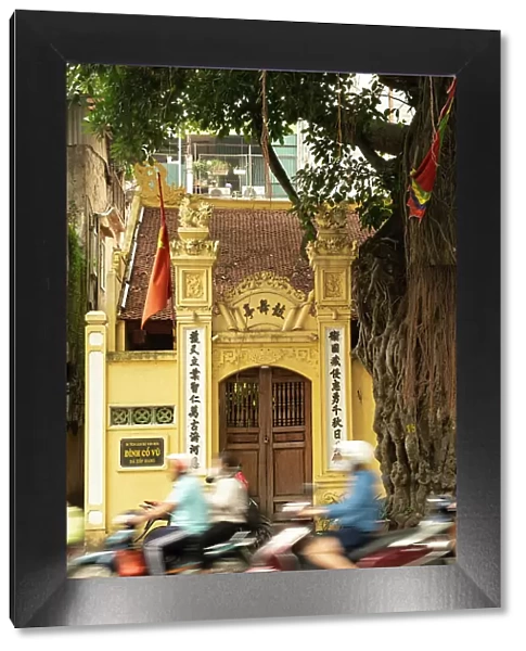 Small Chinese Buddhist temple in the Old Town, Hanoi, Vietnam