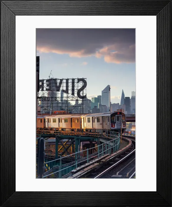 Framed Print : USA, New York City, the train 7 approaching an elevated station in Queens with Manhattan in the background Framed Print : USA, New York City, the train 7 approaching an elevated station in Queens with Manhattan in the background