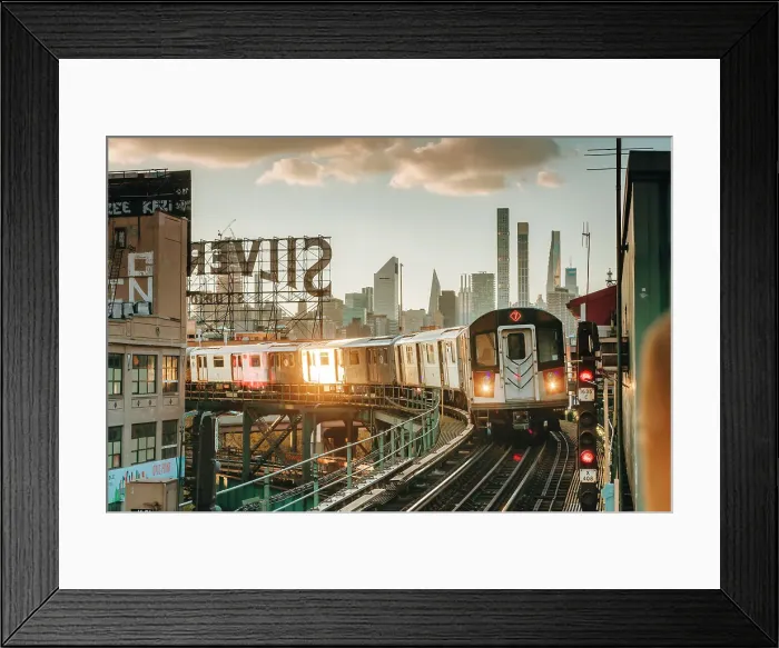Framed Print : USA, New York City, the train 7 approaching an elevated station in Queens with Manhattan in the background Framed Print : USA, New York City, the train 7 approaching an elevated station in Queens with Manhattan in the background