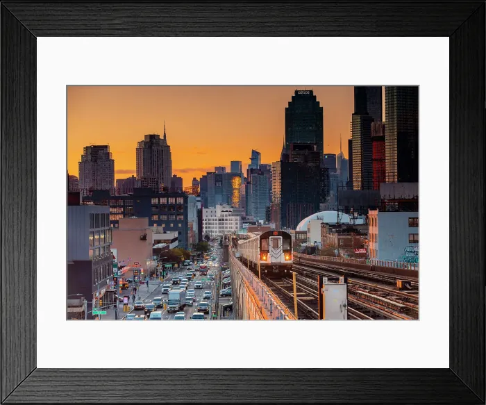 Framed Print : USA, New York City, the train 7 approaching an elevated station in Queens with Manhattan in the background Framed Print : USA, New York City, the train 7 approaching an elevated station in Queens with Manhattan in the background
