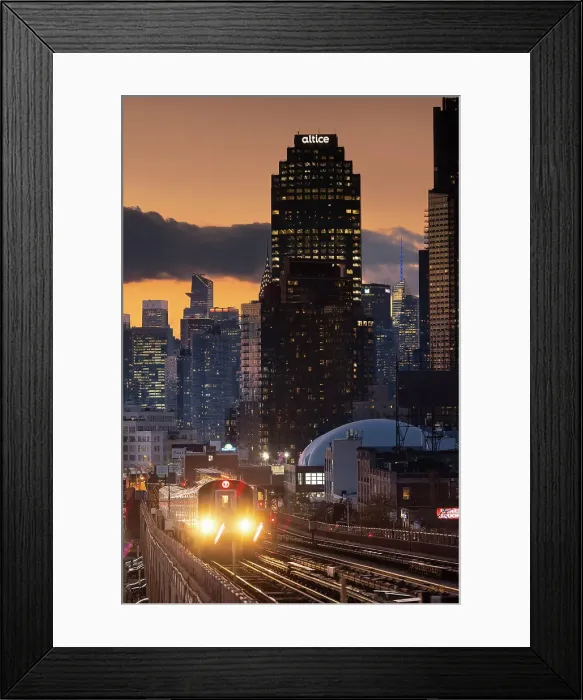 Framed Print : USA, New York City, the train 7 approaching an elevated station in Queens with Manhattan in the background Framed Print : USA, New York City, the train 7 approaching an elevated station in Queens with Manhattan in the background