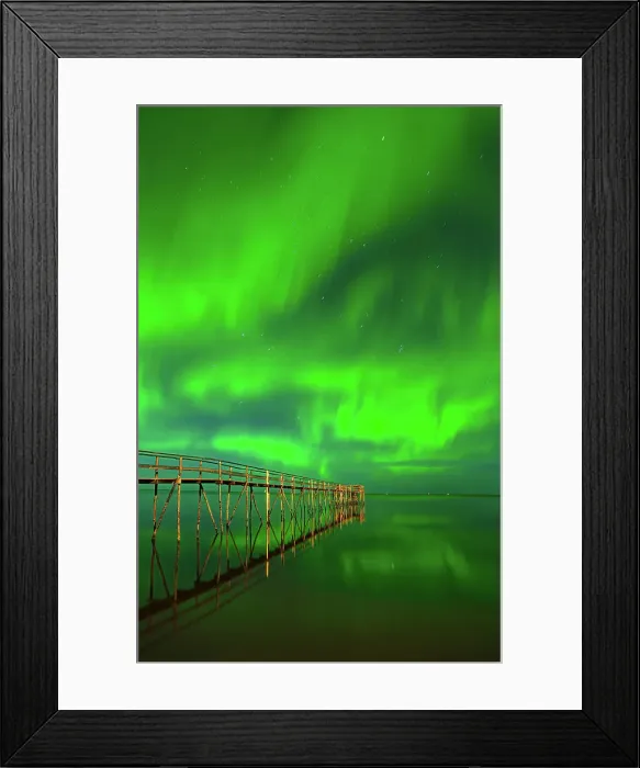 Framed Print : Northern lights (aurora borealis) reflected in Lake Winnipeg Matlock, Manitoba, Canada Framed Print : Northern lights (aurora borealis) reflected in Lake Winnipeg Matlock, Manitoba, Canada