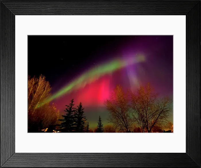 Framed Print : Northern lights or aurora borealis in Southdale neighbourhood, Winnipeg, Manitoba, Canada Framed Print : Northern lights or aurora borealis in Southdale neighbourhood, Winnipeg, Manitoba, Canada
