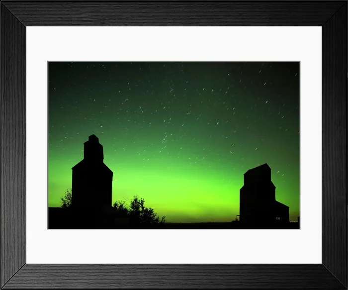 Framed Print : Grain elevator in ghost town with northern lights in the northern sky Lepine, Saskatchewan, Canada Framed Print : Grain elevator in ghost town with northern lights in the northern sky Lepine, Saskatchewan, Canada