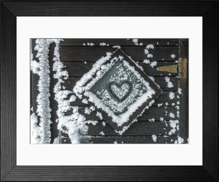 Framed Print : Heart in snow on window of hut in Riisitunturi National Park, Fiinland Framed Print : Heart in snow on window of hut in Riisitunturi National Park, Fiinland