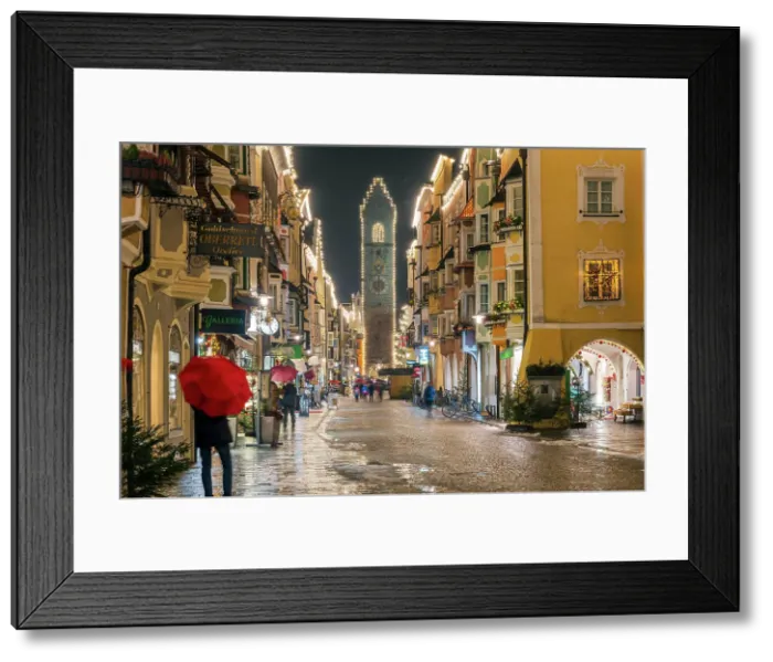 Framed Print : Night view of the main street and Zwolferturm medieval tower decorated with Christmas lights, Sterzing-Vipiteno, South Tyrol, Italy