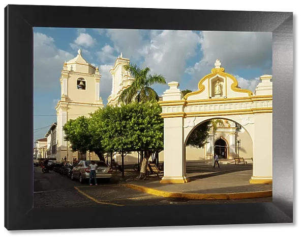 Street scene, Leon, Leon Department, Nicaragua, Central America