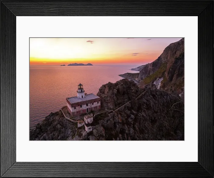 Framed Print : Punta della Guardia lighthouse on top of a basaltic cliff with Palmarola island in the background, Pinza island, Tyrrhenian sea, Pontine archipelago, Latium, Italy