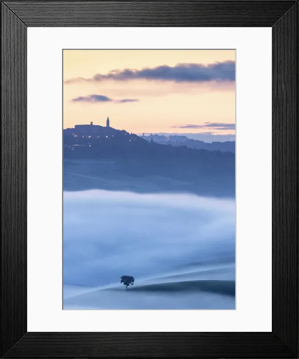 Framed Print : Misty morning in the Val D'orcia, Tuscany, Italy Framed Print : Misty morning in the Val D'orcia, Tuscany, Italy