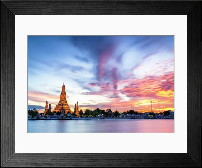 Framed Print : Burning sky at sunset over the iconic Wat Arun Buddhist temple reflected in Chao Phraya River, Bangkok, Thailand Framed Print : Burning sky at sunset over the iconic Wat Arun Buddhist temple reflected in Chao Phraya River, Bangkok, Thailand