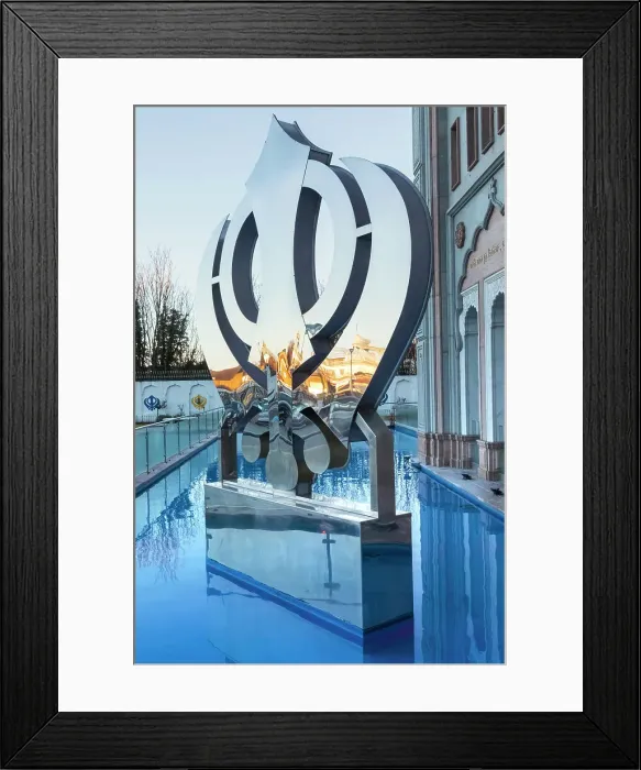 Framed Print : England, Kent, Gravesend, The Guru Nanak Darbar Gurdwara, Khanda Statue the Symbol of Sikh Faith Framed Print : England, Kent, Gravesend, The Guru Nanak Darbar Gurdwara, Khanda Statue the Symbol of Sikh Faith
