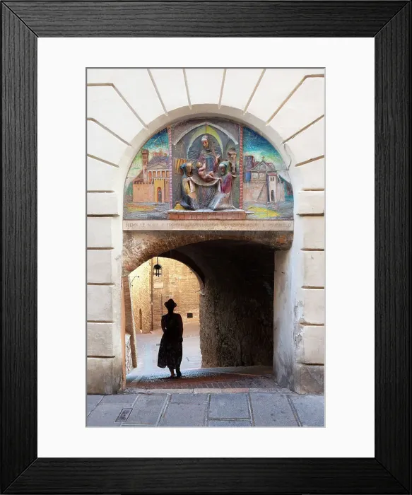 Framed Print : A tourist in a alley of Assisi, Assisi, Perugia province, Umbria, Italy. (MR) Framed Print : A tourist in a alley of Assisi, Assisi, Perugia province, Umbria, Italy. (MR)
