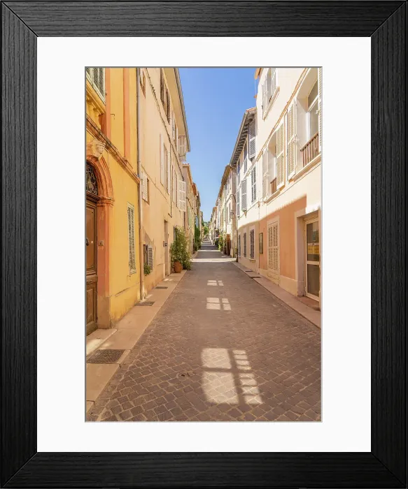 Framed Print : Narrow street in Cassis, Marseille, Provence Alpes Cote d'Azur, Bouches du Rhone, France