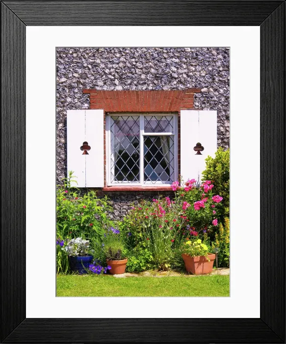 Framed Print : A pretty cottage in Eynsford, Kent, England Framed Print : A pretty cottage in Eynsford, Kent, England