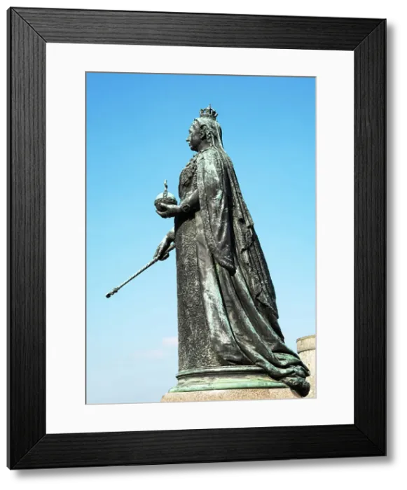 Framed Print : Queen Victoria bronze statue on Castle Hill, Windsor, Berkshire, England Framed Print : Queen Victoria bronze statue on Castle Hill, Windsor, Berkshire, England